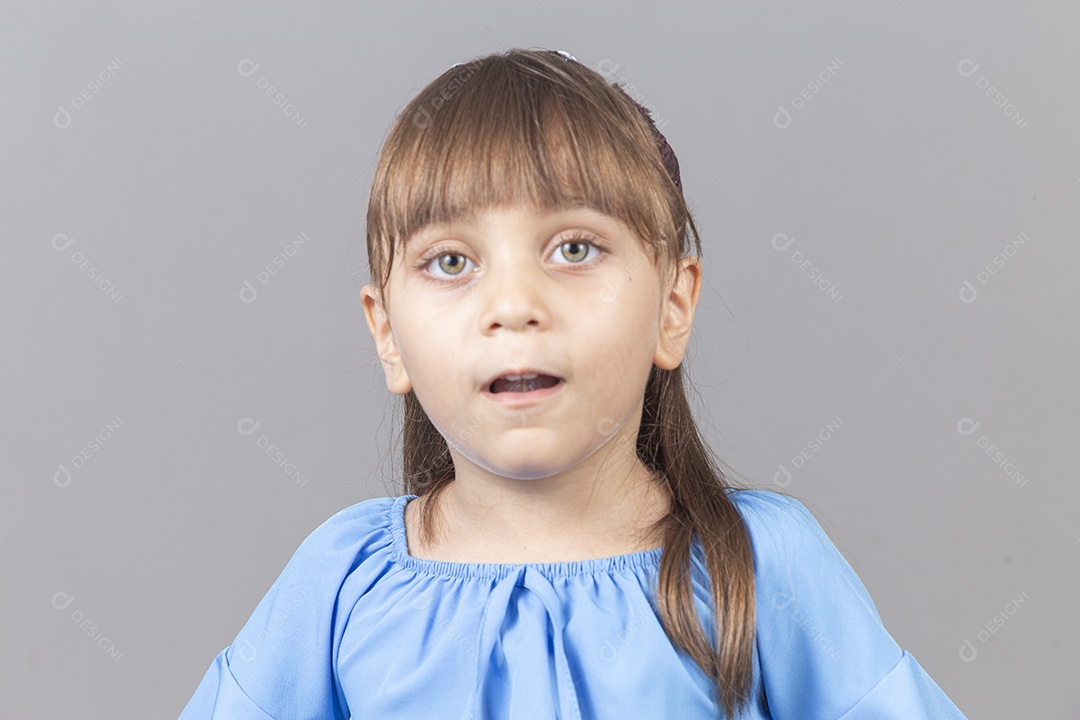 Linda garotinha sobre estúdio de fundo branco