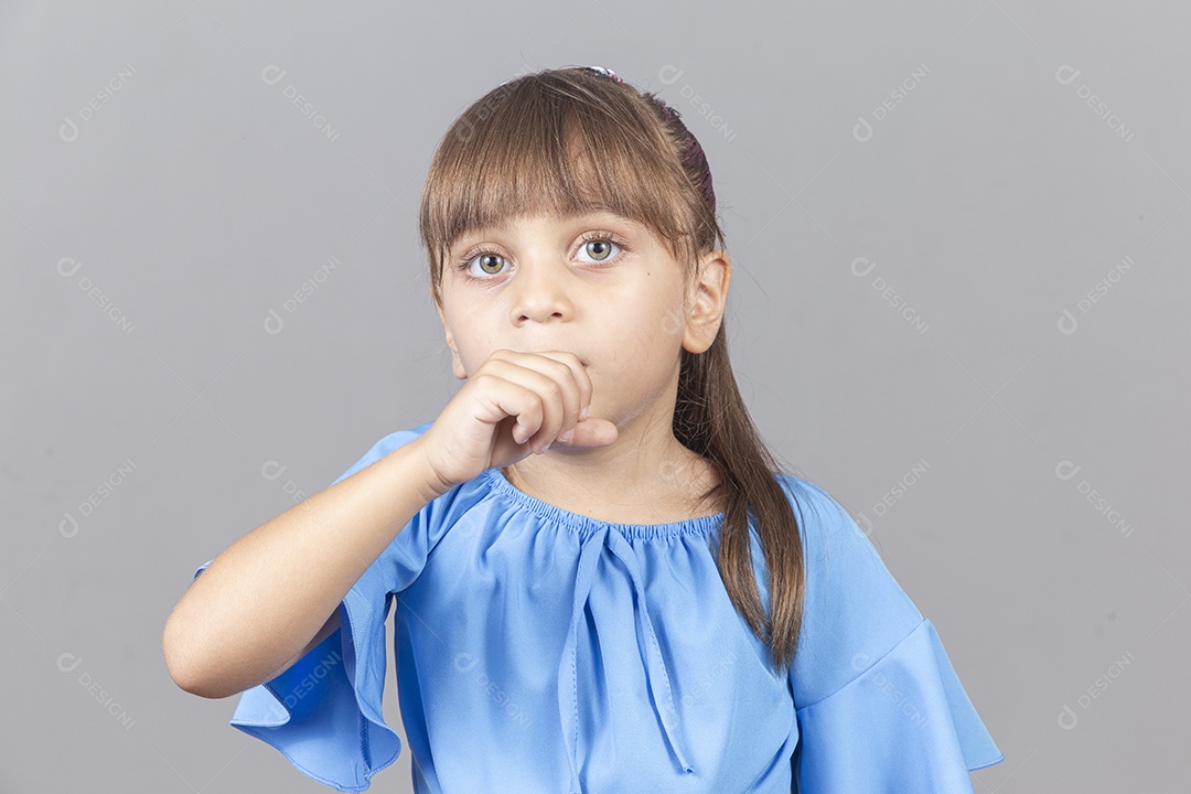 Linda garotinha sobre estúdio de fundo branco