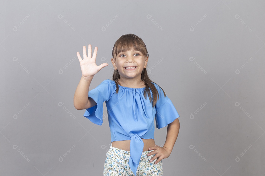 Linda garotinha sobre estúdio de fundo branco