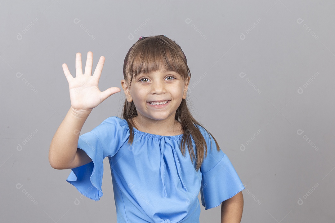 Linda garotinha sobre estúdio de fundo branco