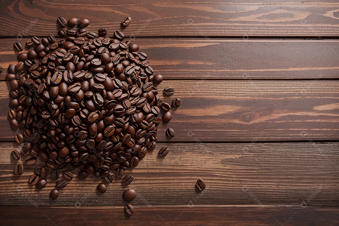 Vista superior de grãos de café torrados na mesa de madeira