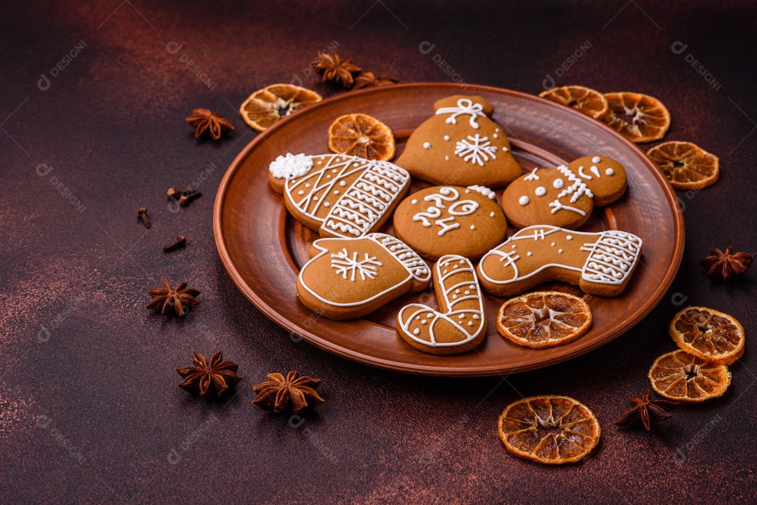 Deliciosos biscoitos de gengibre com mel, gengibre e canela. Composição de inverno