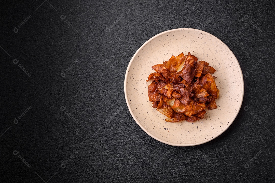 Deliciosas batatas fritas crocantes com sal e especiarias em um fundo escuro de concreto