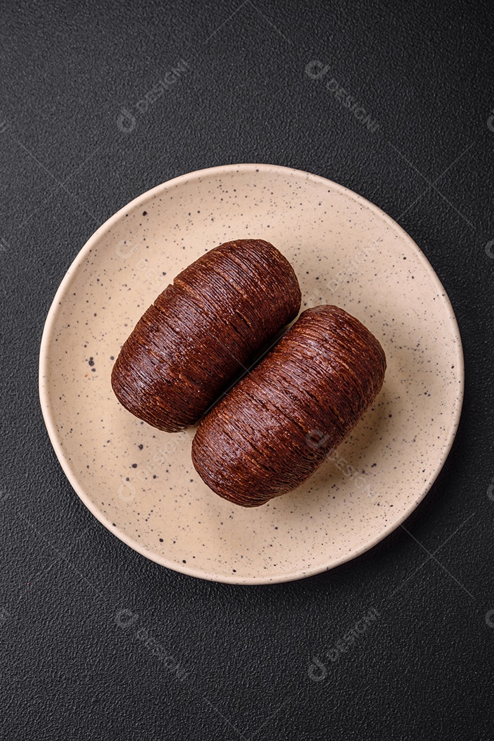 Deliciosa massa folhada crocante e doce com recheio de chocolate sobre um fundo escuro de concreto