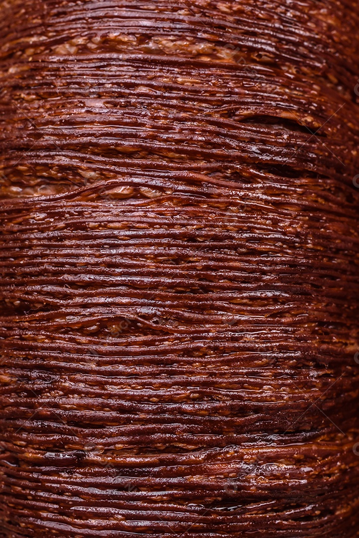 Deliciosa massa folhada crocante e doce com recheio de chocolate sobre um fundo escuro de concreto