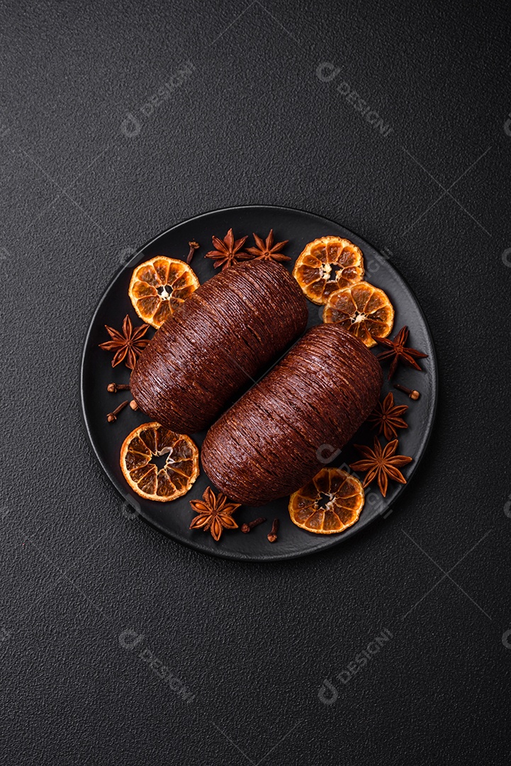 Deliciosa massa folhada crocante e doce com recheio de chocolate sobre um fundo escuro de concreto