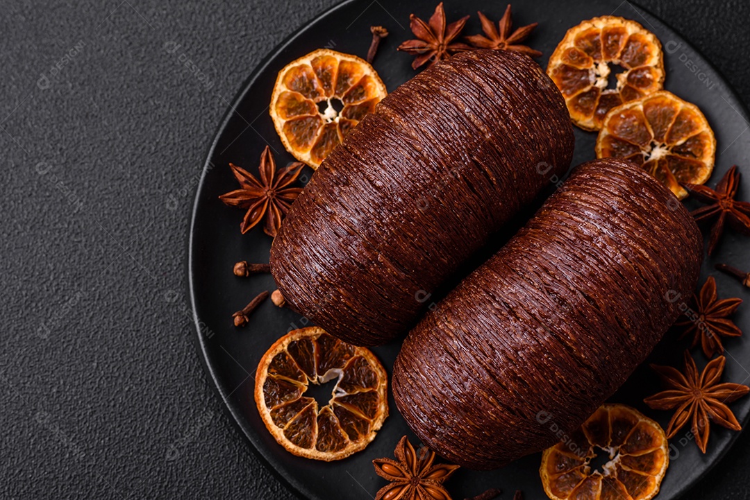 Deliciosa massa folhada crocante e doce com recheio de chocolate sobre um fundo escuro de concreto