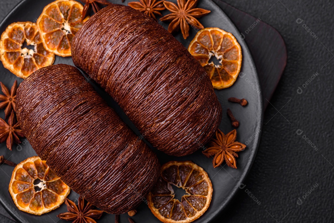 Deliciosa massa folhada crocante e doce com recheio de chocolate sobre um fundo escuro de concreto