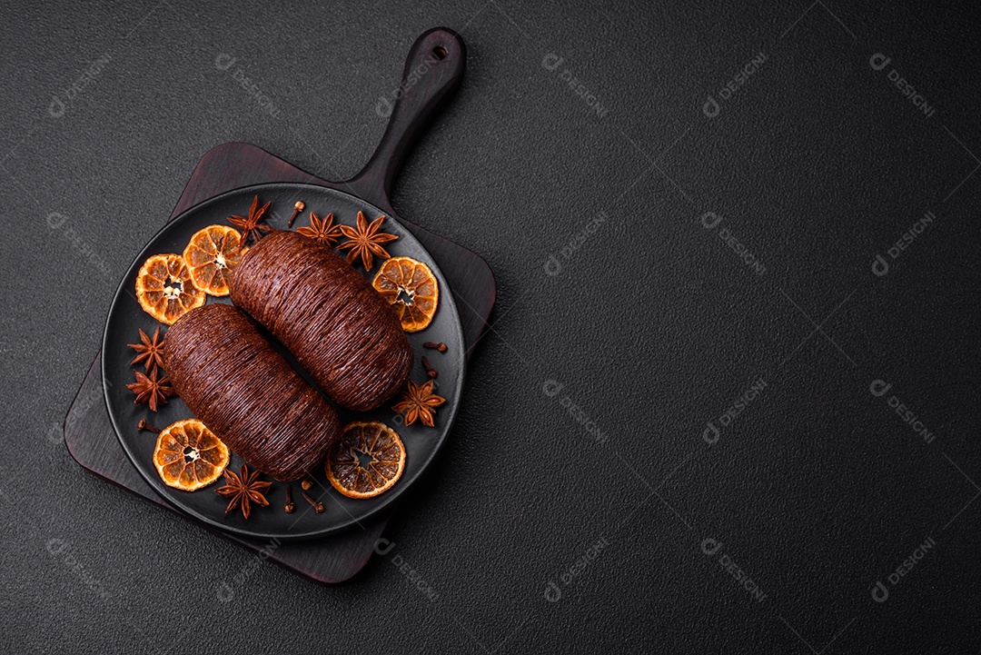 Deliciosa massa folhada crocante e doce com recheio de chocolate sobre um fundo escuro de concreto