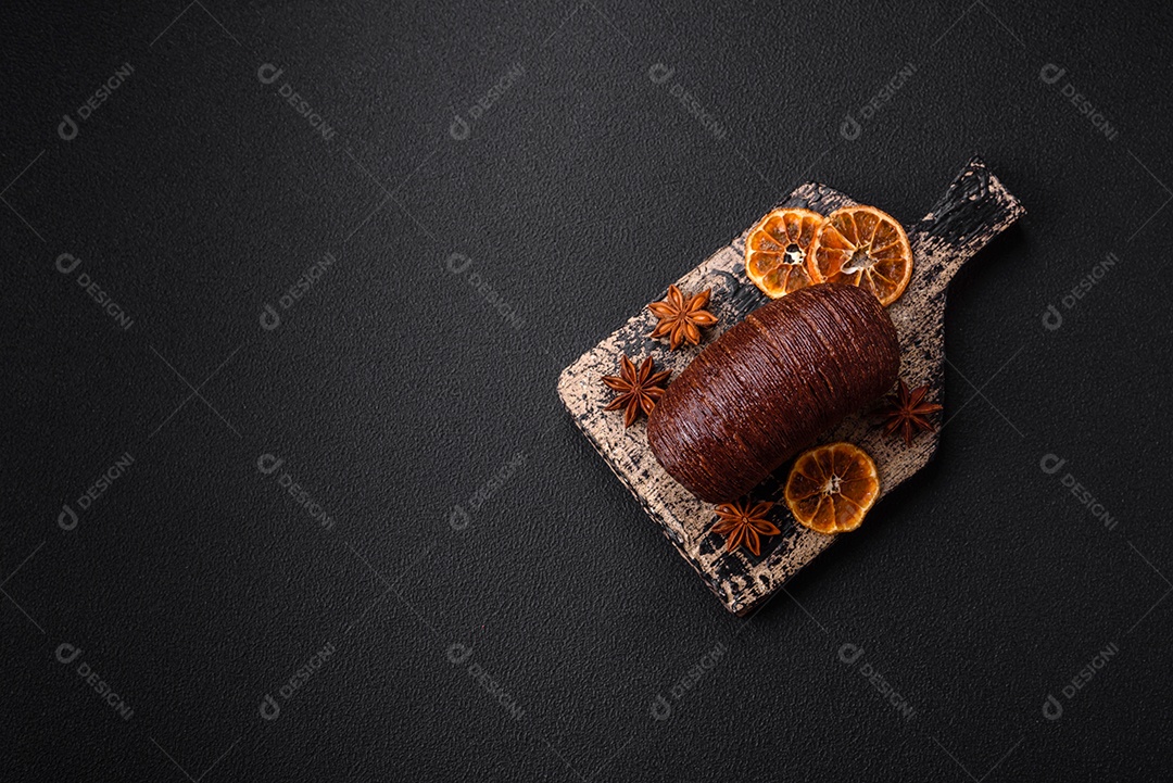 Deliciosa massa folhada crocante e doce com recheio de chocolate sobre um fundo escuro de concreto