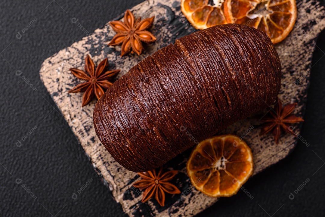 Deliciosa massa folhada crocante e doce com recheio de chocolate sobre um fundo escuro de concreto