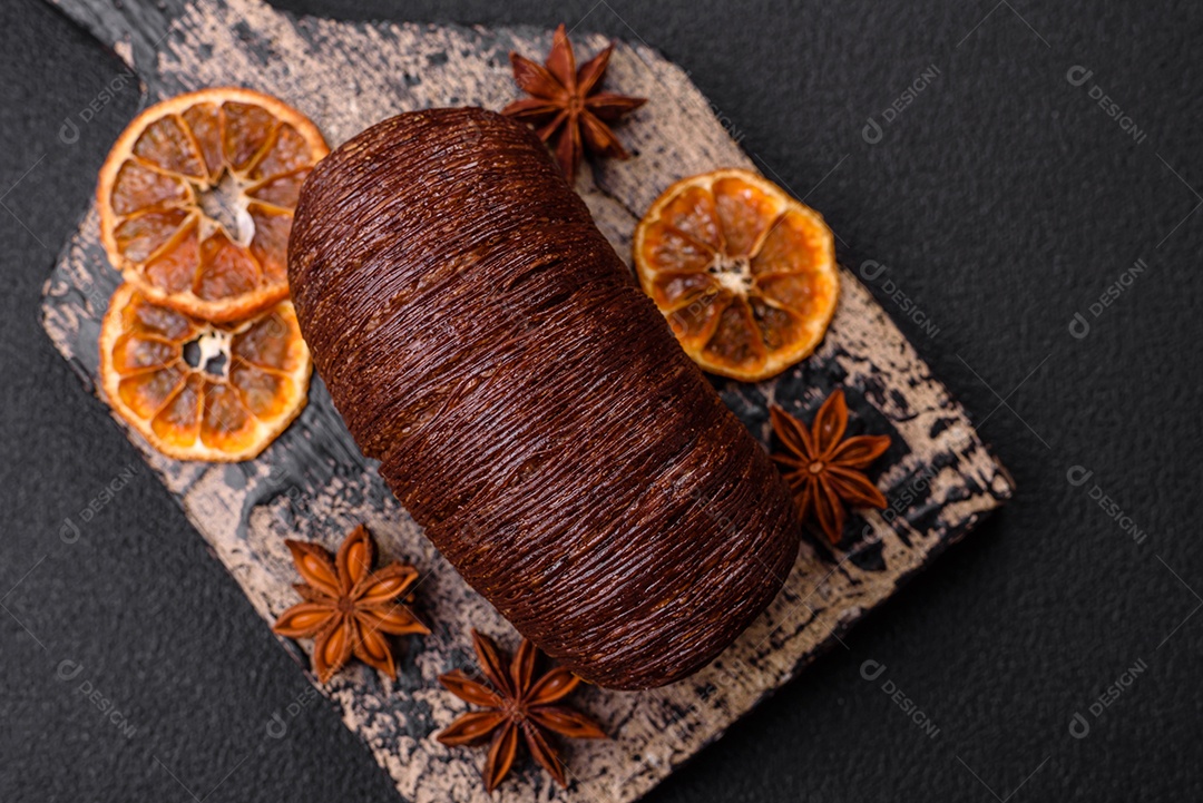 Deliciosa massa folhada crocante e doce com recheio de chocolate sobre um fundo escuro de concreto