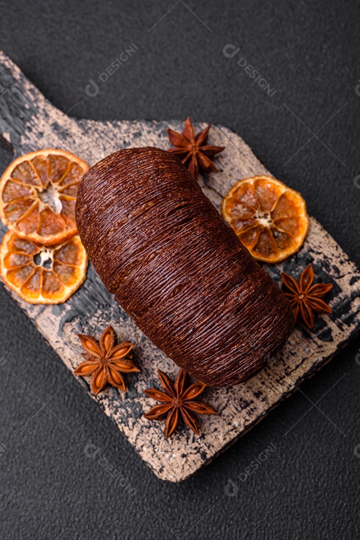 Deliciosa massa folhada crocante e doce com recheio de chocolate sobre um fundo escuro de concreto