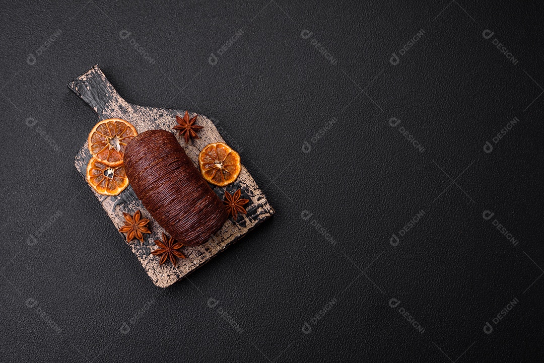 Deliciosa massa folhada crocante e doce com recheio de chocolate sobre um fundo escuro de concreto