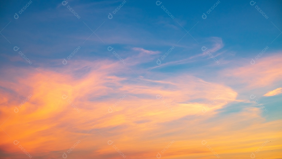 Nuvens douradas laranja e luz solar no céu azul perfeito
