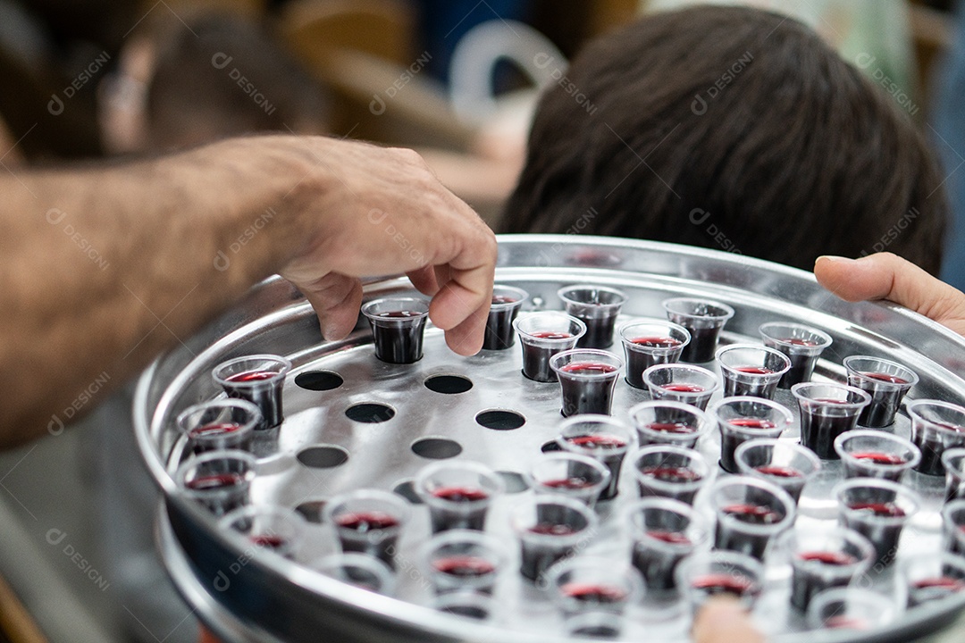 Pessoas tomando santa ceia na igreja