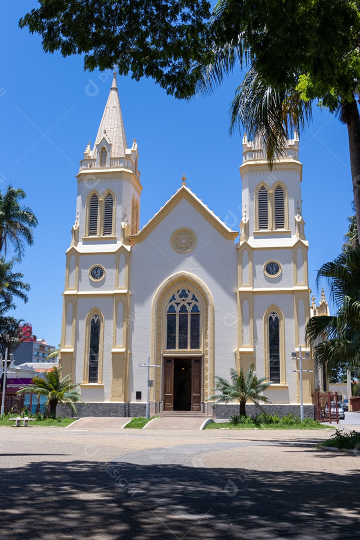 Uma linda paróquia na beira da praia.