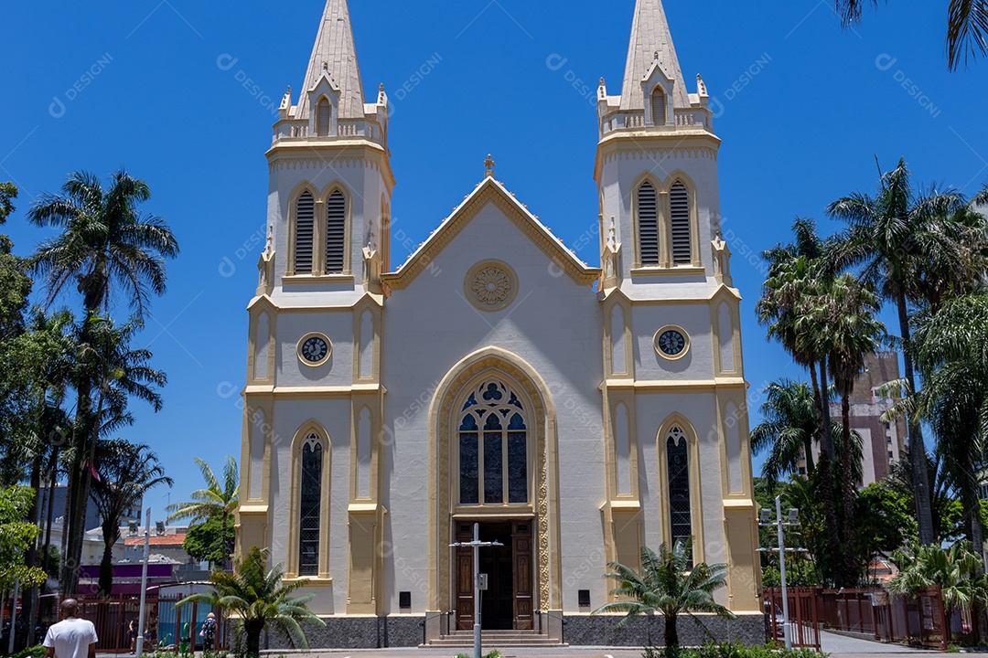 Igreja linda com muitos coqueiros.