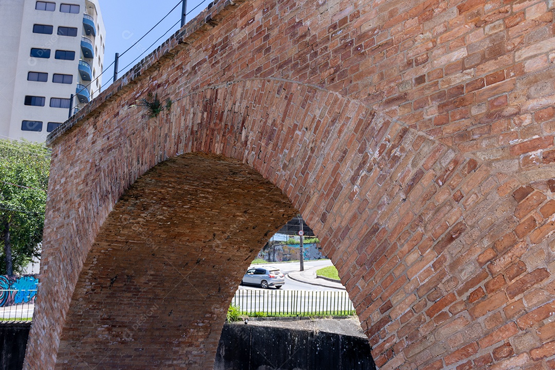 Detalhes de ponte torta em Jundiaí.