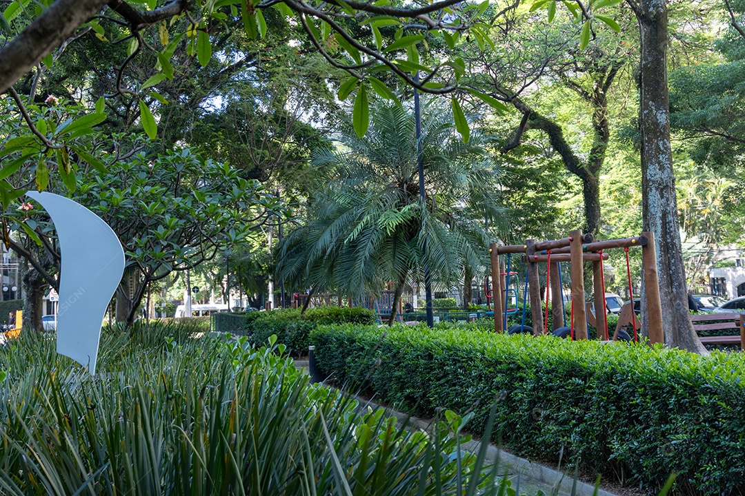 Praça verde linda em uma cidade.