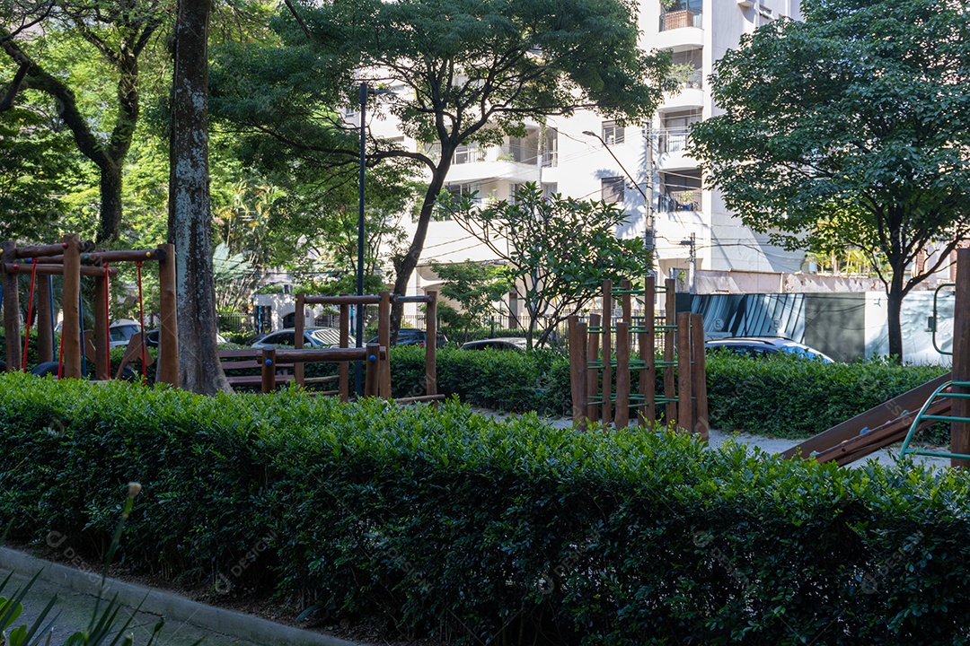 Paruinho em um bosque na praça.