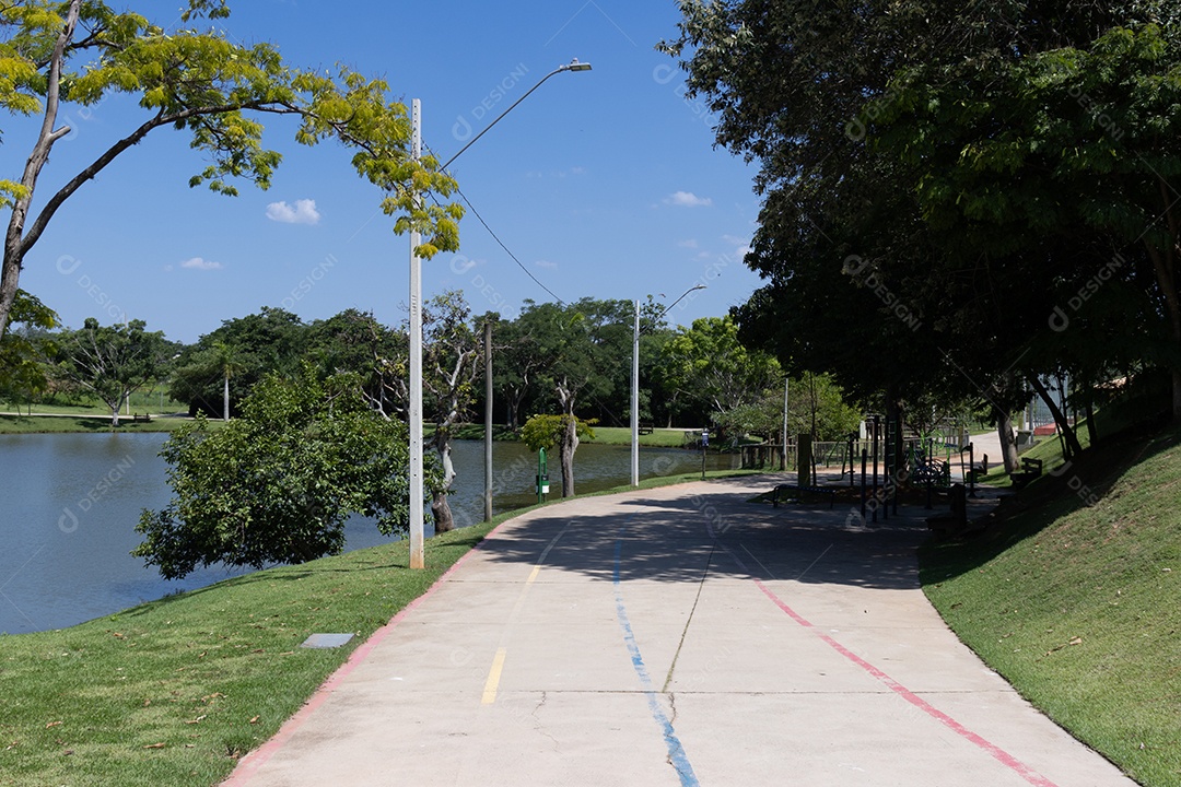 Ciclovia de uma praça ao lado do lago.