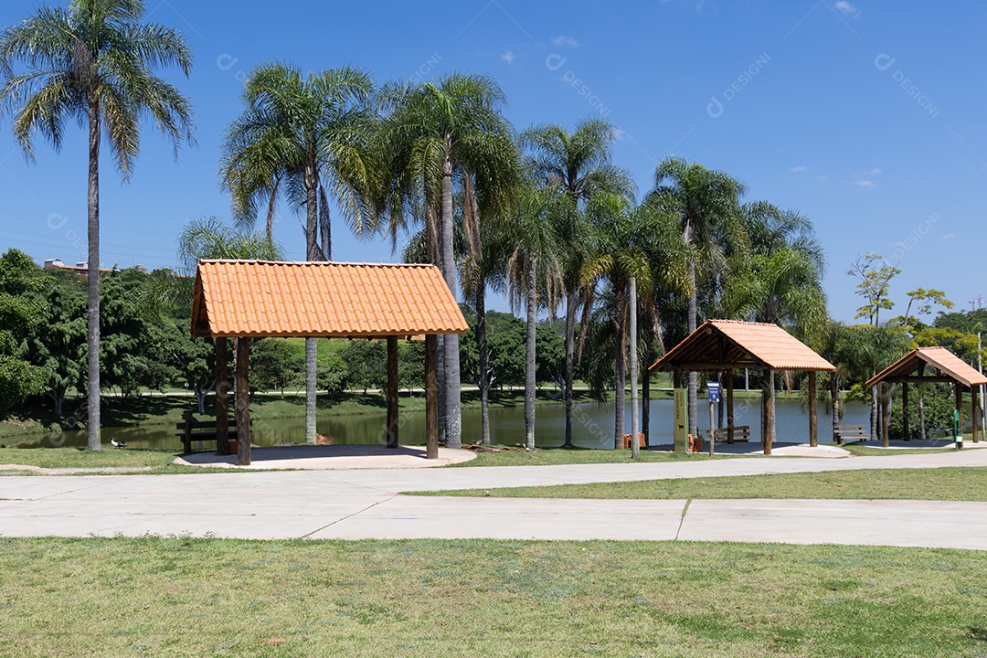 Quiosques a beira de um lago.
