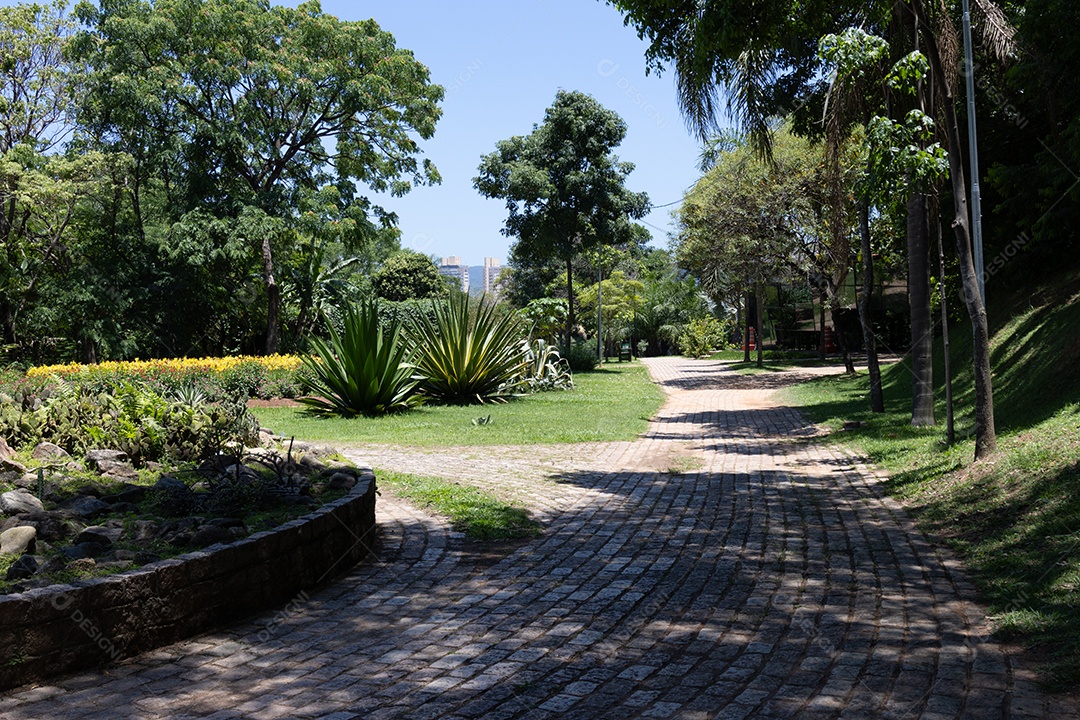 Praça com lindos jardim verde.