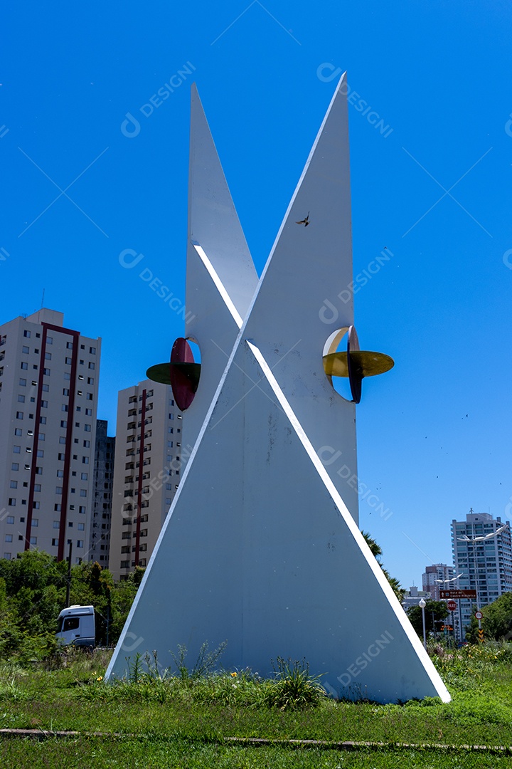 Monumento na praça em um gramado.