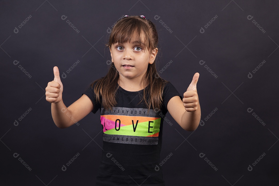 Linda garotinha sobre estúdio de fundo branco