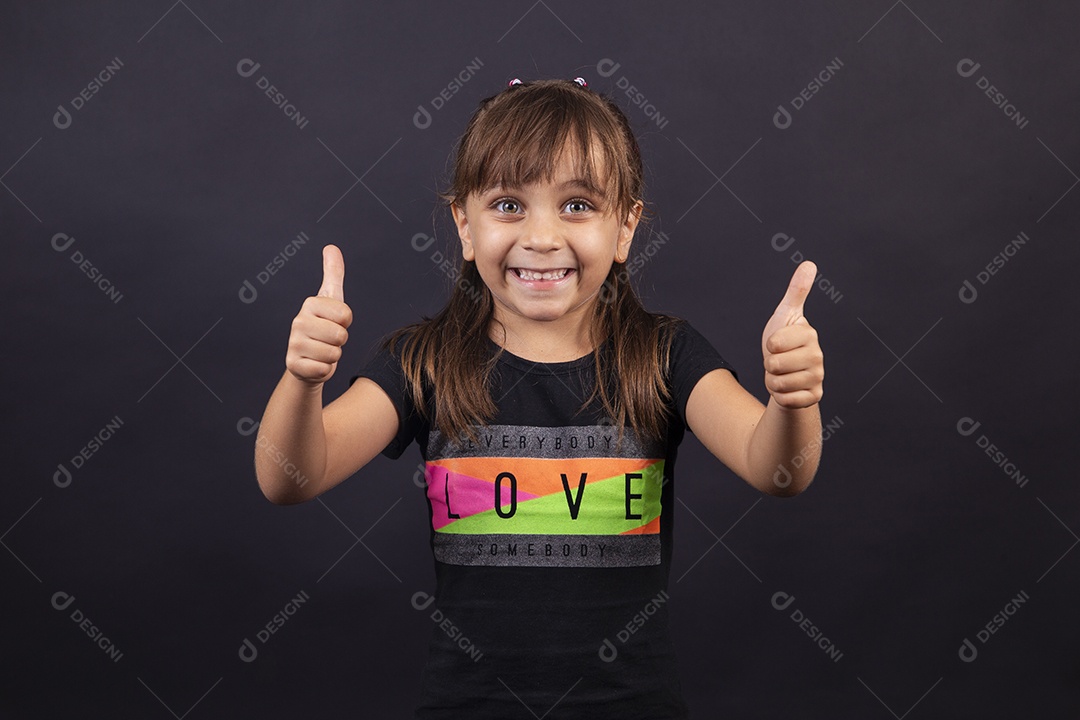 Linda garotinha sobre estúdio de fundo branco