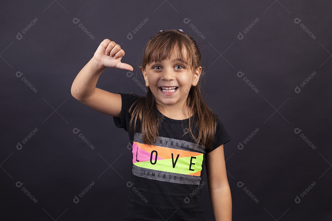 Linda garotinha sobre estúdio de fundo branco