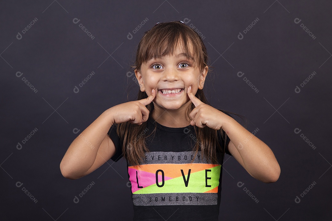 Linda garotinha sobre estúdio de fundo preto