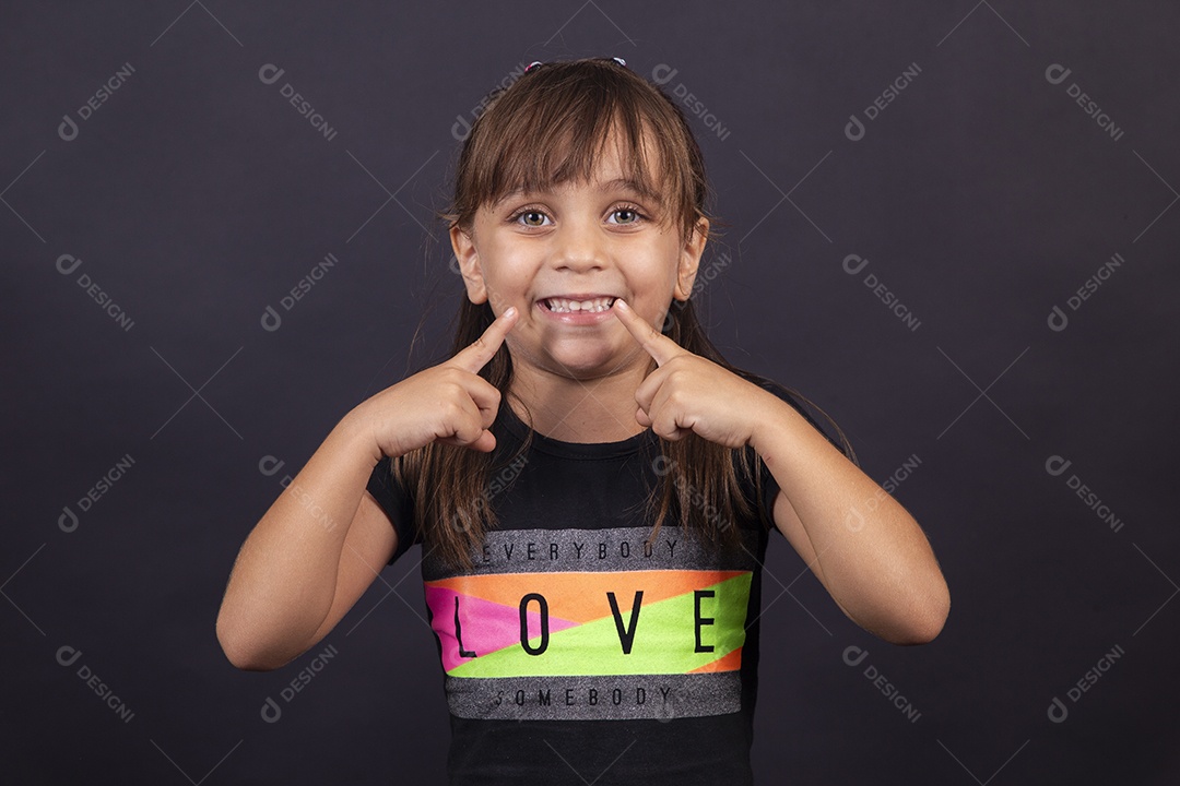Linda garotinha sobre estúdio de fundo branco
