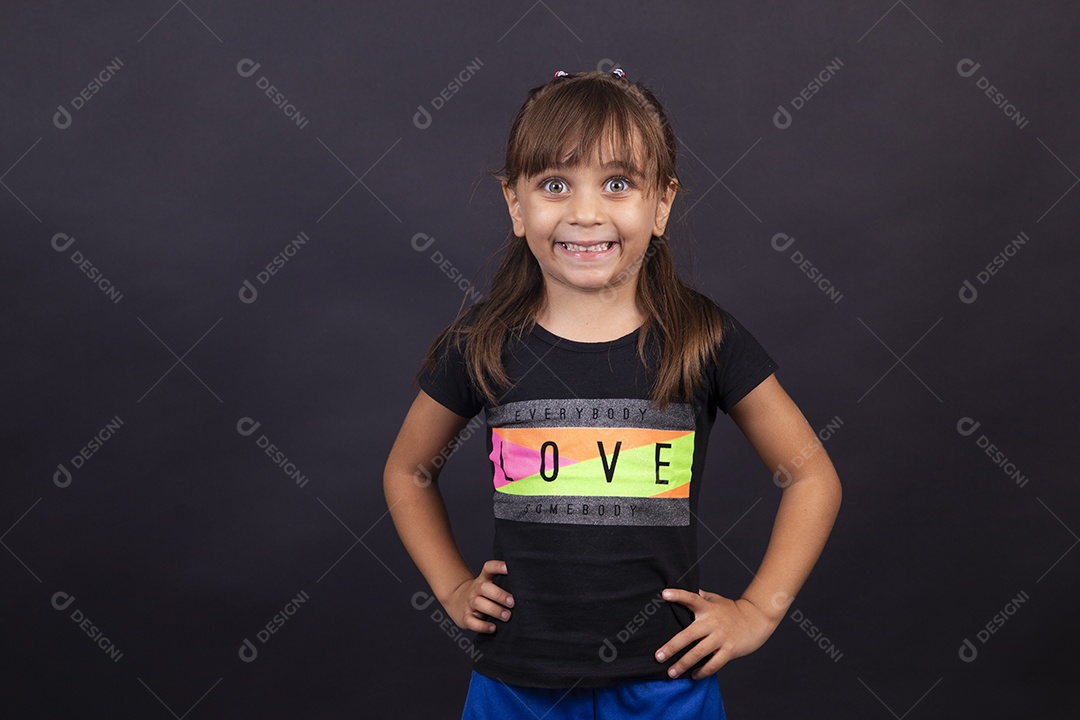 Linda garotinha sobre estúdio de fundo branco