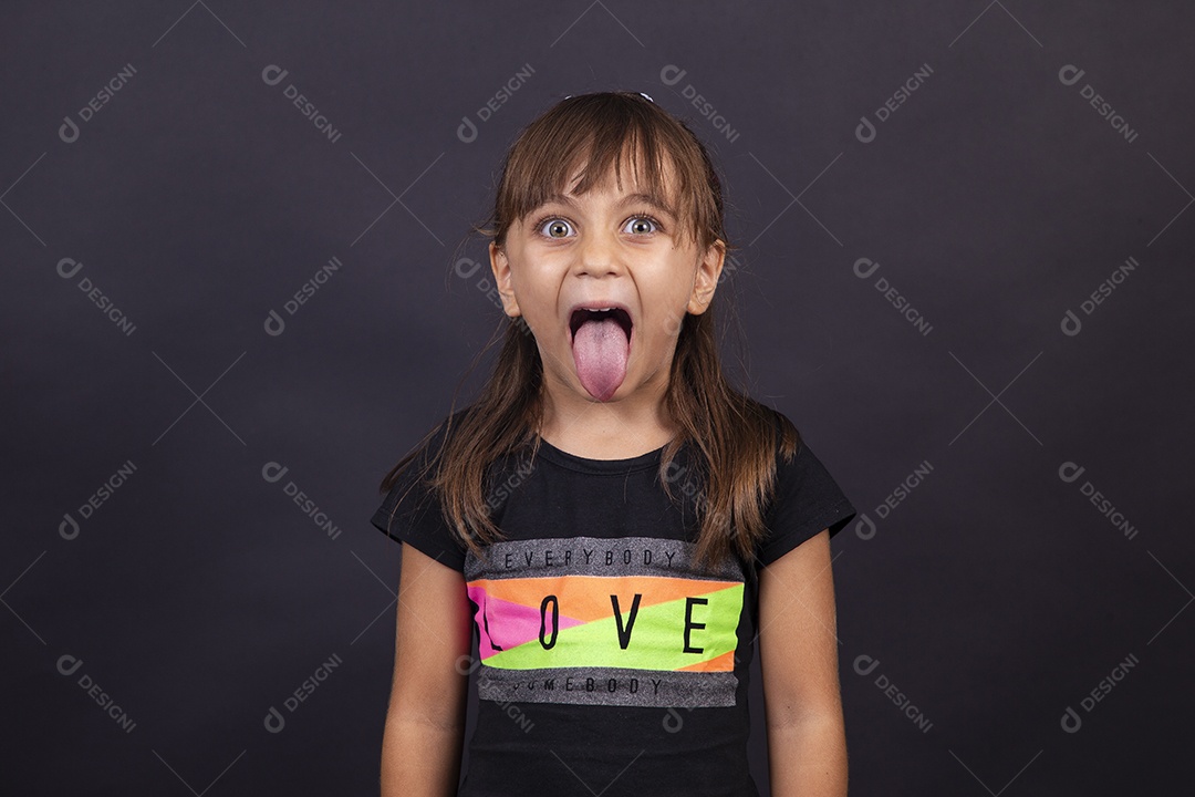 Linda garotinha sobre estúdio de fundo branco