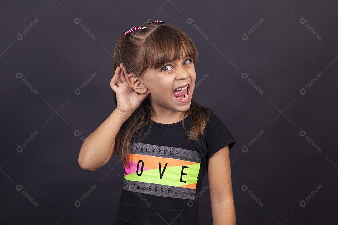 Linda garotinha sobre estúdio de fundo branco