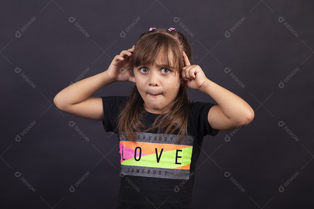 Linda garotinha sobre estúdio de fundo branco