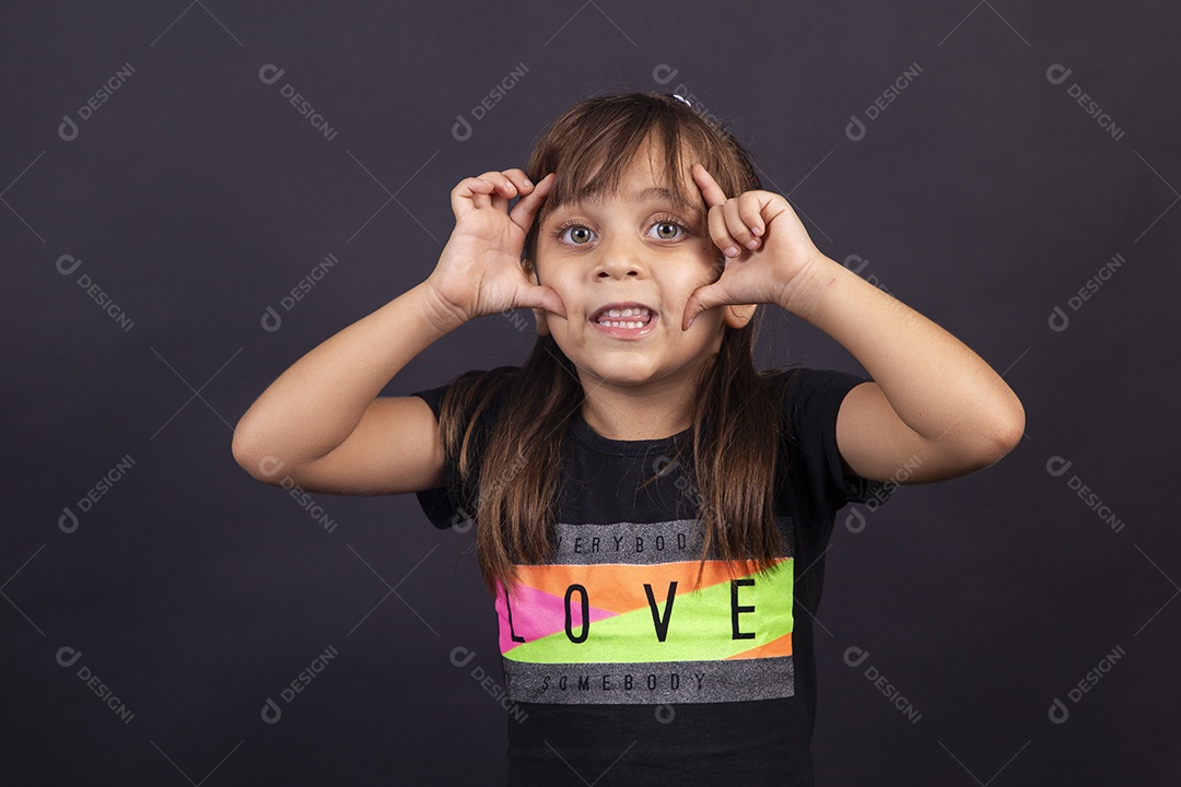 Linda garotinha sobre estúdio de fundo branco