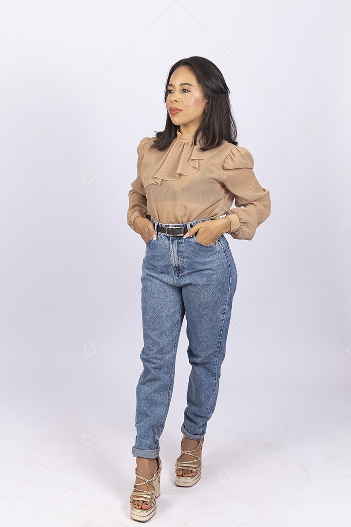 Linda jovem estilosa sobre fundo branco