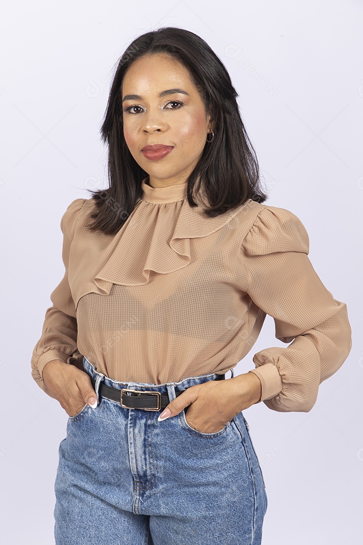 Linda jovem estilosa sobre fundo branco