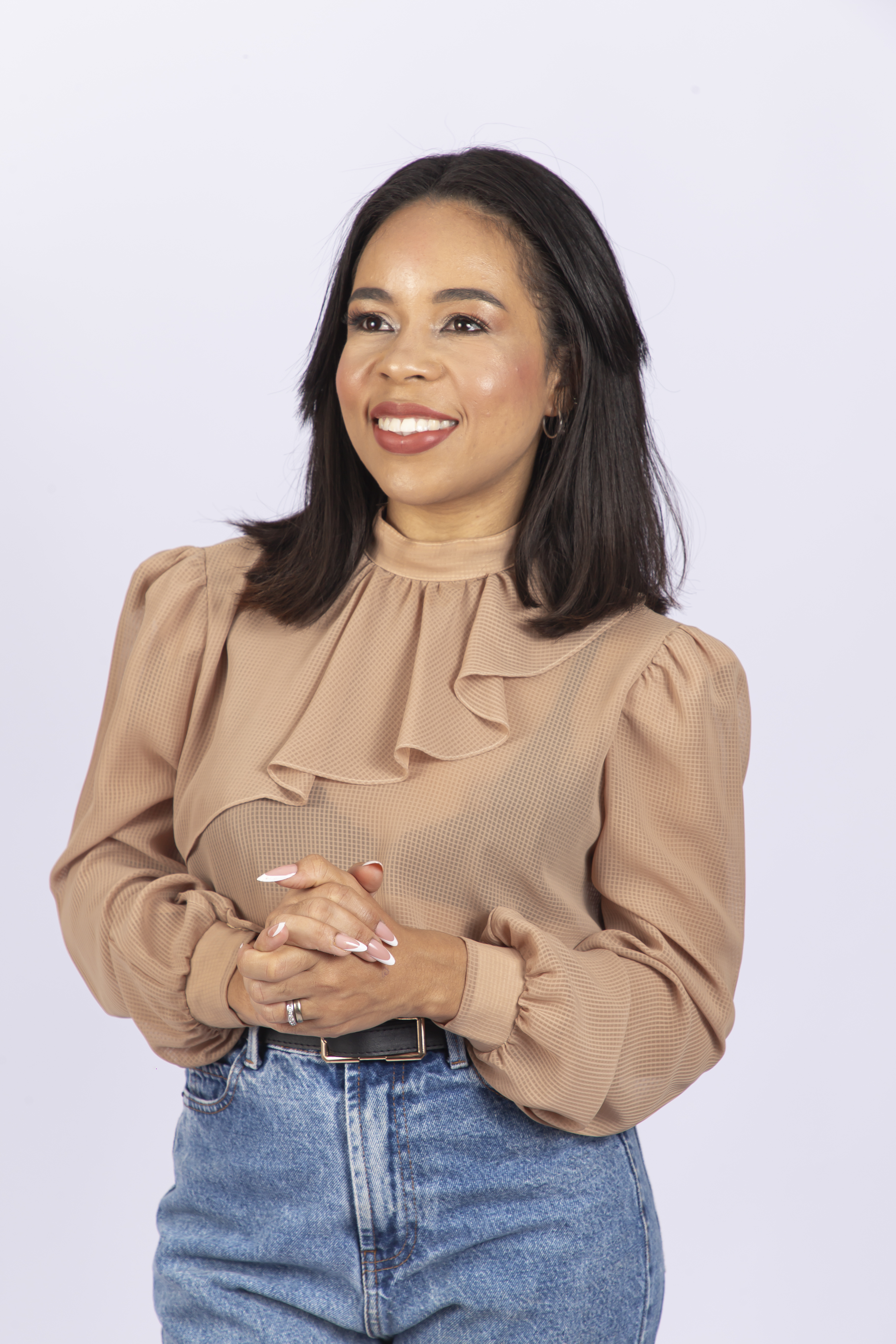 Linda jovem moderna sobre fundo branco