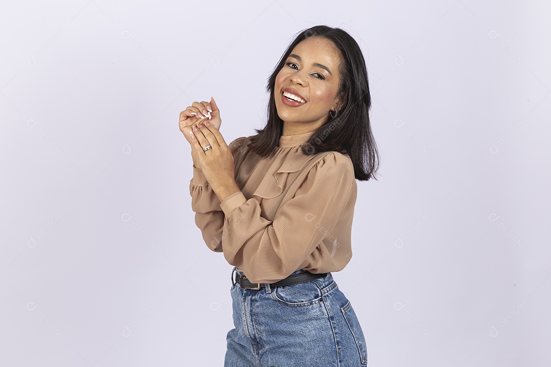 Linda jovem moderna sobre fundo branco