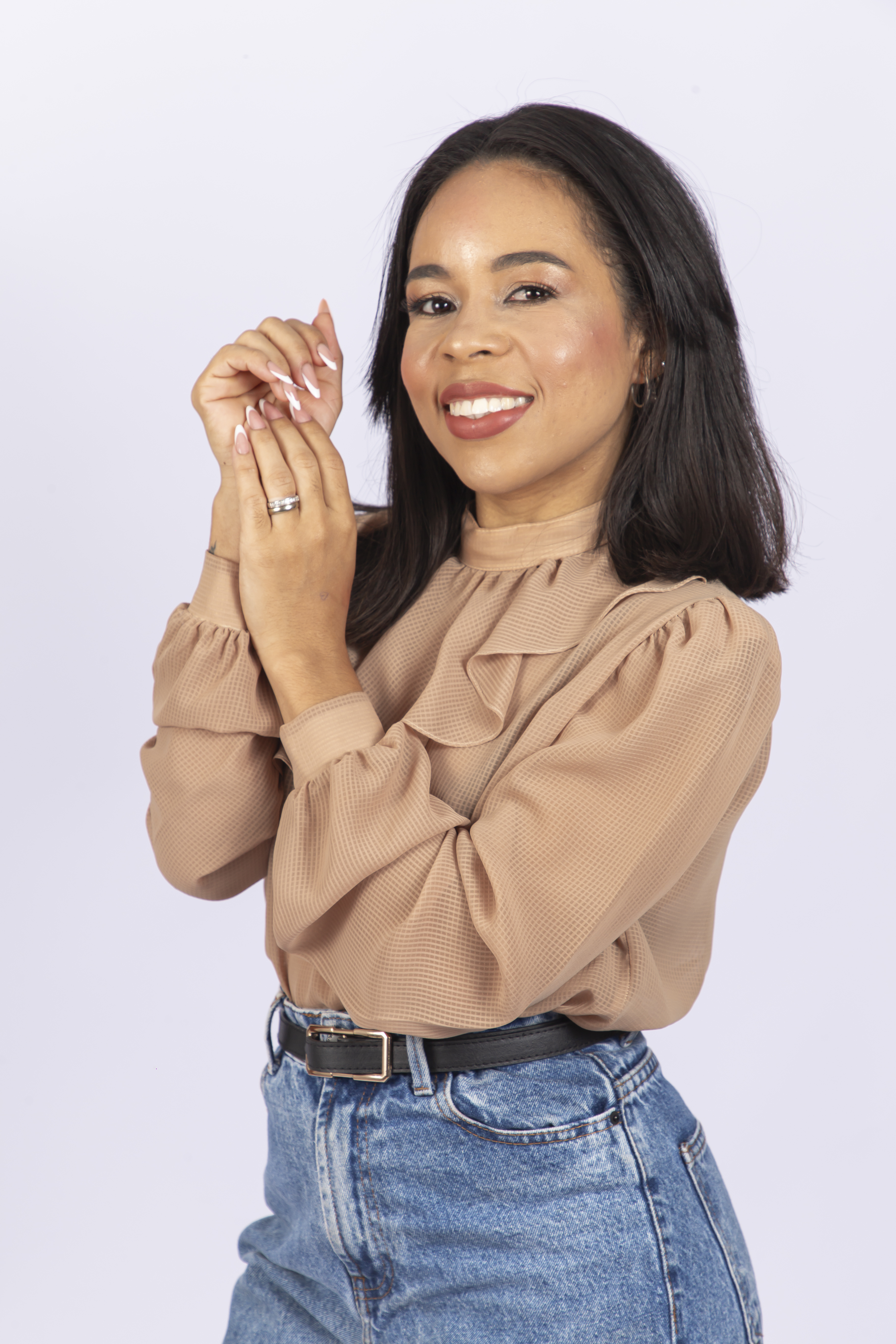 Linda jovem moderna sobre fundo branco