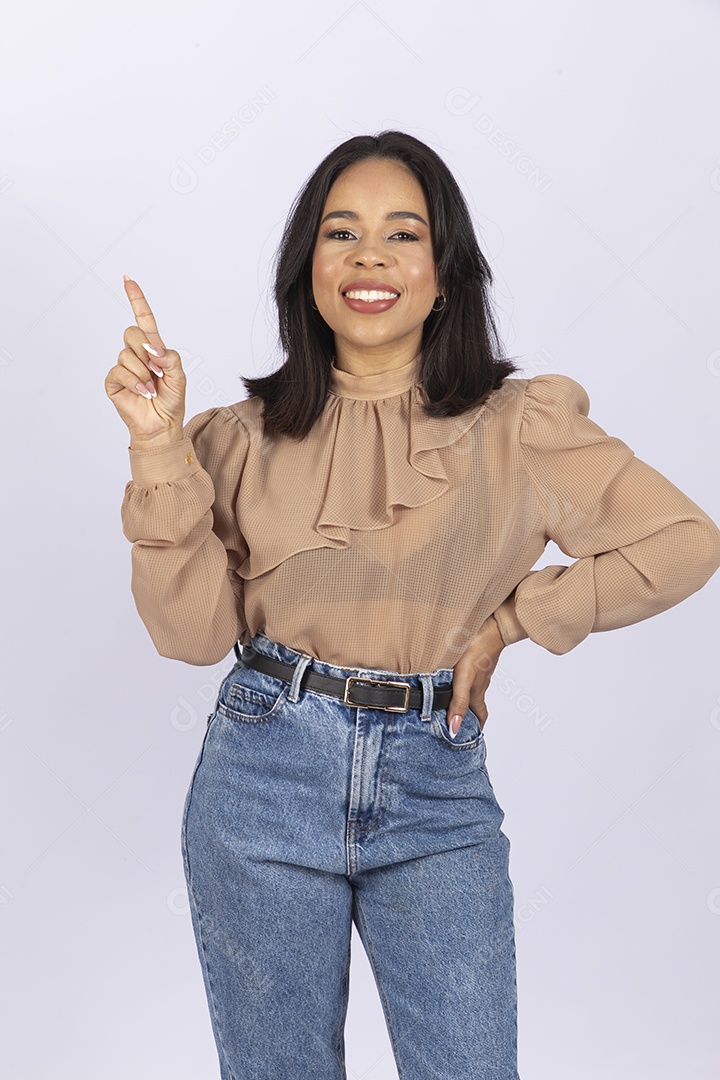 Linda jovem moderna sobre fundo branco