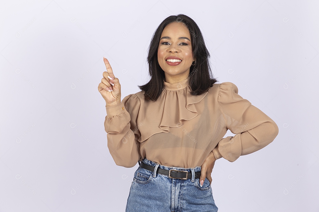 Linda jovem moderna sobre fundo branco