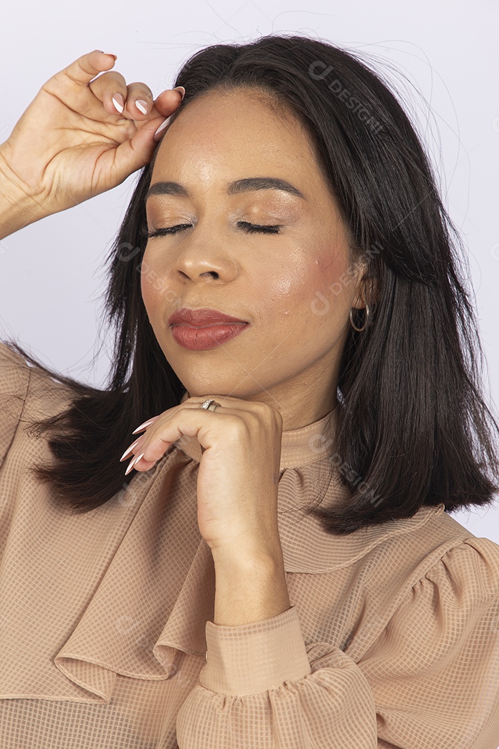 Linda jovem moderna sobre fundo branco