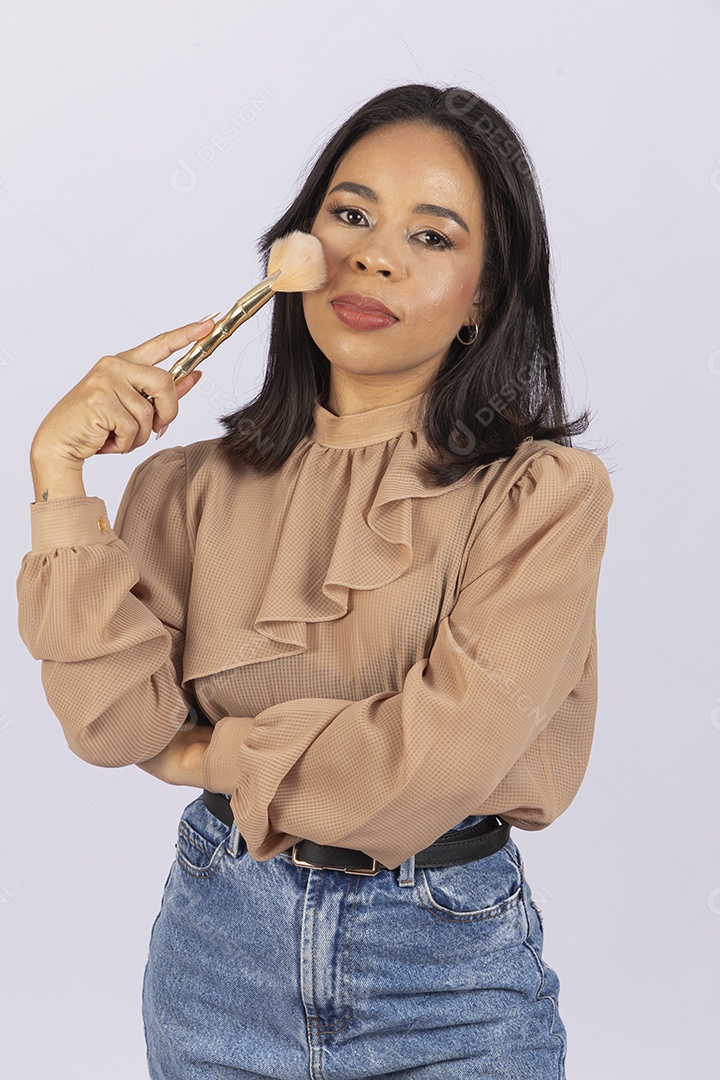 Linda jovem moderna sobre fundo branco