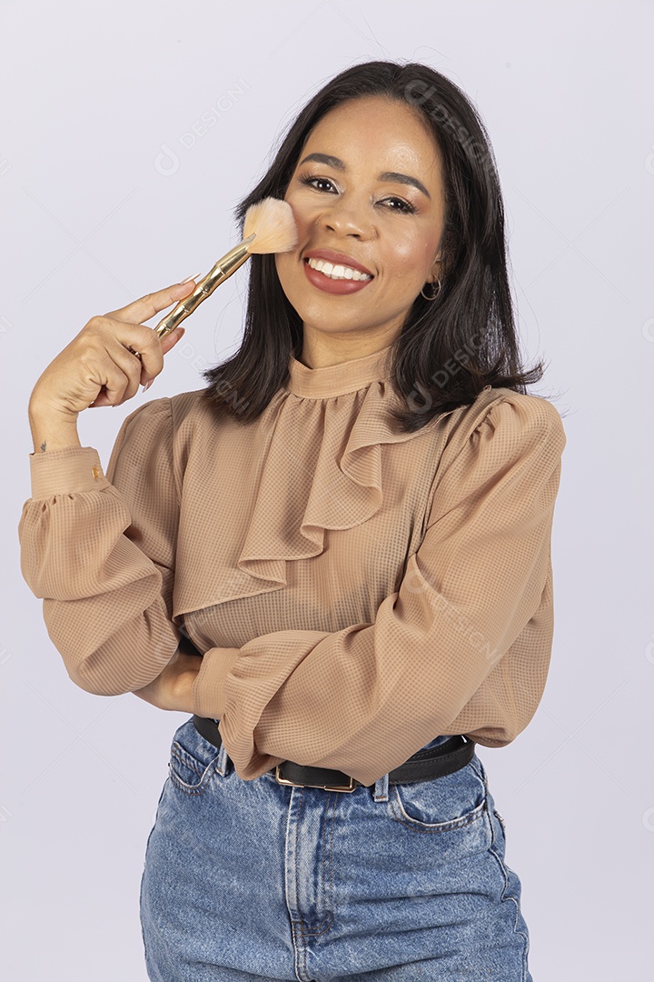 Linda jovem moderna sobre fundo branco