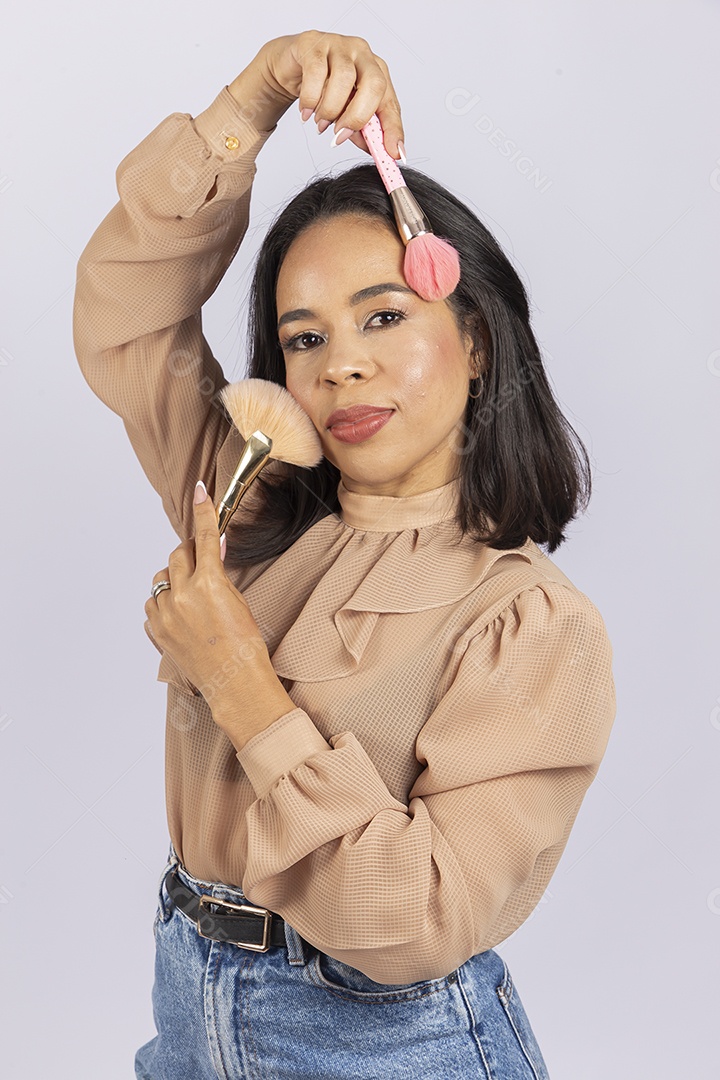 Linda jovem estilosa sobre fundo branco